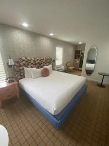 The Adler a Hollywood - 71