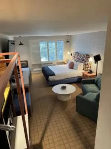 The Adler a Hollywood - 56