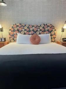 The Adler a Hollywood - 79