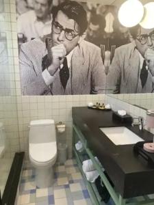 The Adler a Hollywood - 65