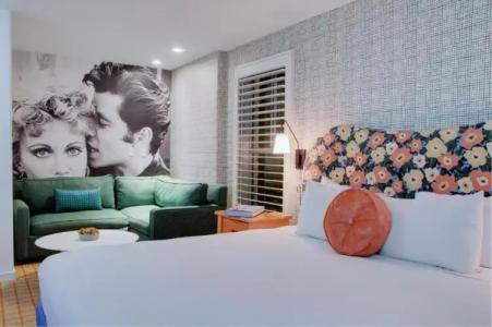 The Adler a Hollywood - 69