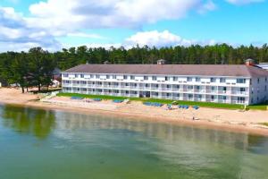 Bridge Vista Beach Hotel and Convention Center, Mackinaw