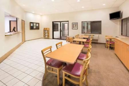 Super 8 by Wyndham Bend - 1