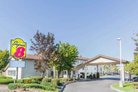 Super 8 by Wyndham Bend - 10