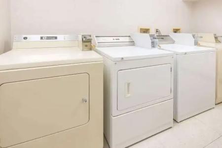 Super 8 by Wyndham Bend - 3