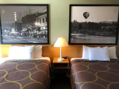 Super 8 by Wyndham Bend - 17