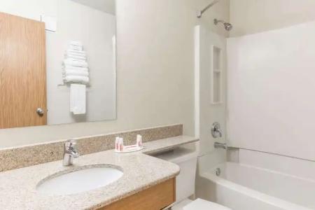 Super 8 by Wyndham Bend - 7