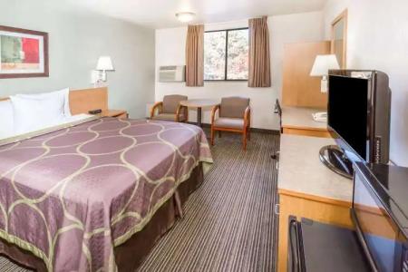 Super 8 by Wyndham Bend - 4