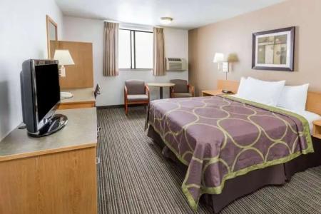 Super 8 by Wyndham Bend - 5