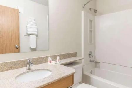 Super 8 by Wyndham Bend - 18