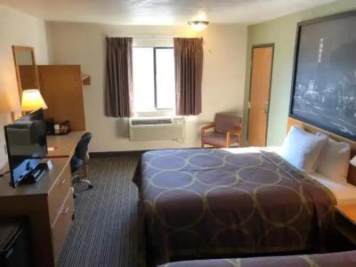 Super 8 by Wyndham Bend - 16