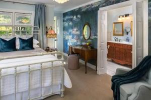 Arsenic and Old Lace Bed & Breakfast Inn, Eureka Springs