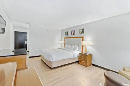 Days Inn by Wyndham Erie - 18