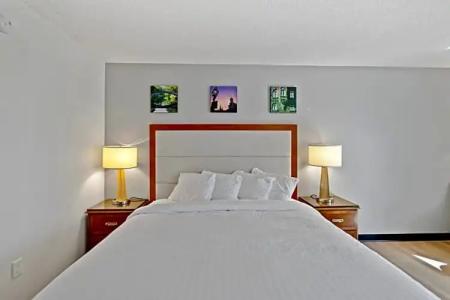 Days Inn by Wyndham Erie - 24