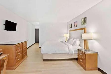 Days Inn by Wyndham Erie - 14