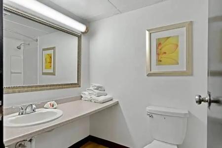 Days Inn by Wyndham Erie - 26