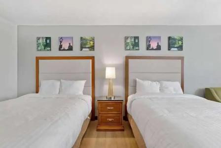 Days Inn by Wyndham Erie - 15