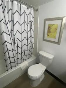 Days Inn by Wyndham Erie - 11