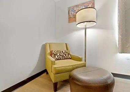 Days Inn by Wyndham Erie - 25