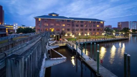 Best Western Plus Coastline Inn - 19