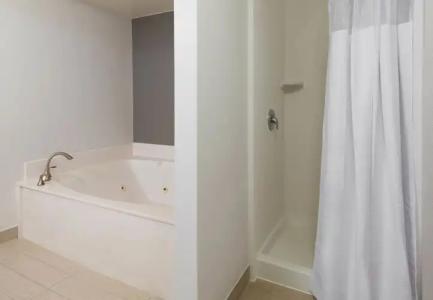 Courtyard by Marriott Wilmington/Wrightsville Beach - 11