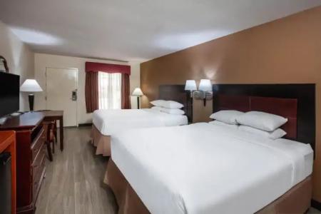 Days Inn & Suites by Wyndham Tyler - 28