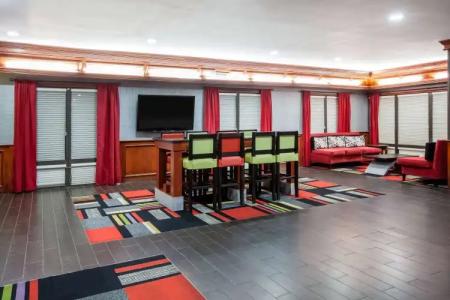 Days Inn & Suites by Wyndham Tyler - 2