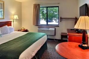 Days Inn & Suites by Wyndham Traverse City, Traverse