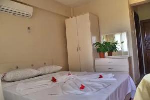 Bebek Hotel, Gumuldur