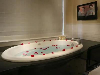 The Raphael, Autograph Collection - 120