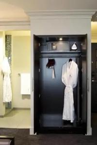 Ambassador Kansas City, Autograph Collection - 80