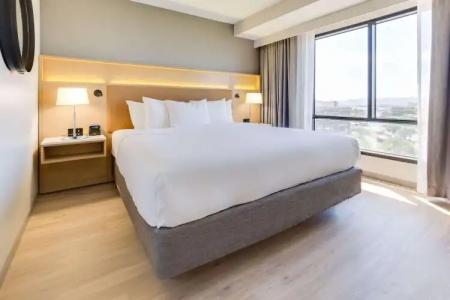 Radisson Phoenix Airport - 70