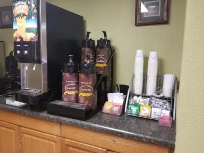 Super 8 by Wyndham Bismarck - 93