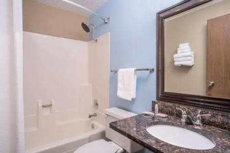 Super 8 by Wyndham Bismarck - 98