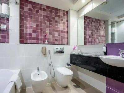 Flora Creek Deluxe Apartments, Dubai - 8