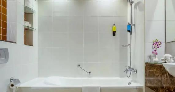 Flora Creek Deluxe Apartments, Dubai - 47