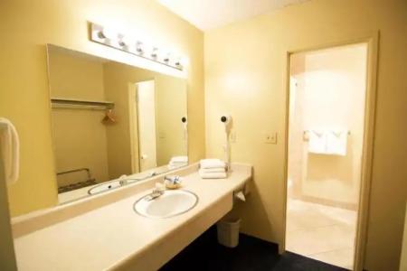 Royal Plaza Inn - 54