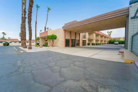 Royal Plaza Inn - 18