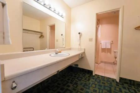 Royal Plaza Inn - 42