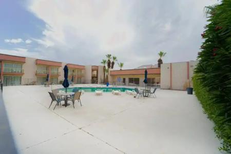 Royal Plaza Inn - 23