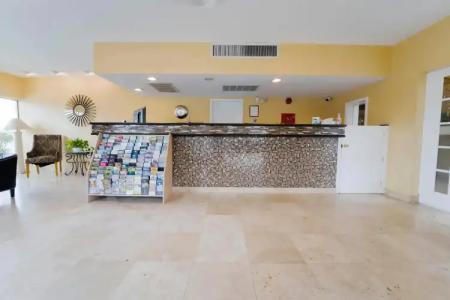 Royal Plaza Inn - 49