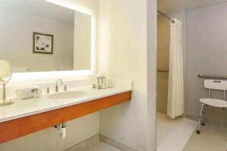 DoubleTree by Hilton Atlanta Airport - 7