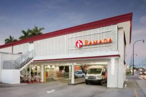Ramada by Wyndham Springs/Miami International Airport Mini-hotel