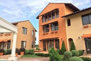 Hotel «Town Square Suites by Toscana Valley», Ban Mu Si