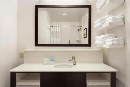 Hampton Inn Burlington - Colchester - 61