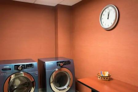 Holiday Inn Express & Suites Grand Rapids-North, an IHG - 3