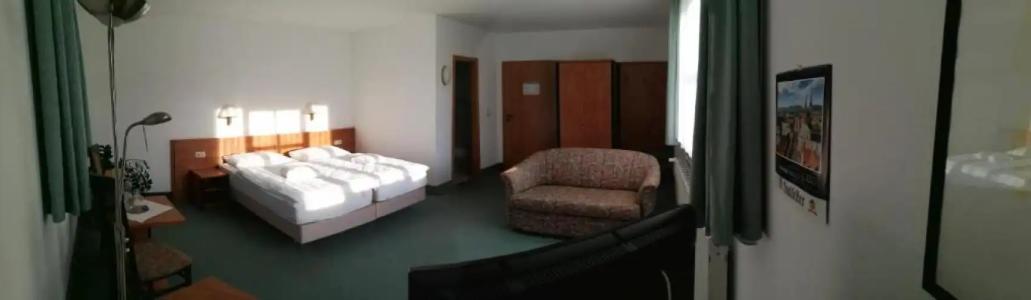 & Restaurant Bergfried - 31