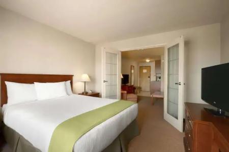 Super 8 by Wyndham Fort St. John BC - 3