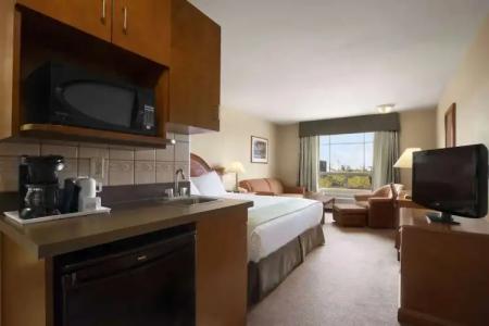 Super 8 by Wyndham Fort St. John BC - 4