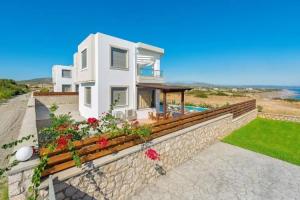 Olga Luxury Beach Front Villas, Lakhania